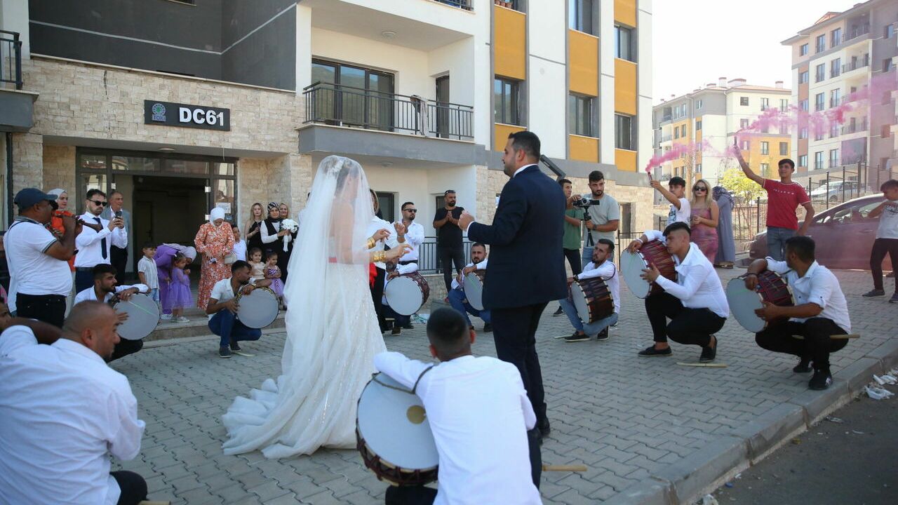 Hatay'da yeni konutu teslim edilen depremzede, ertelediği düğününü yaptı