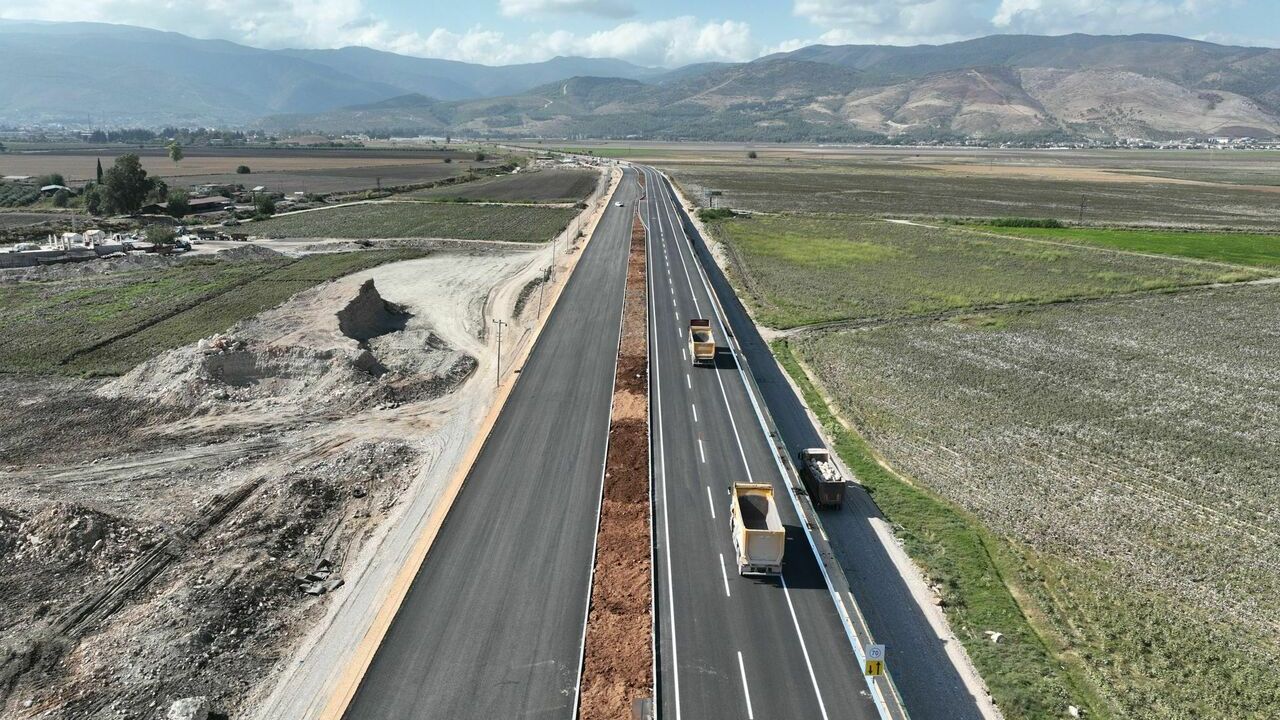 Depremlerde hasar gören Hatay Havalimanı yolu gidiş geliş trafiğine açıldı