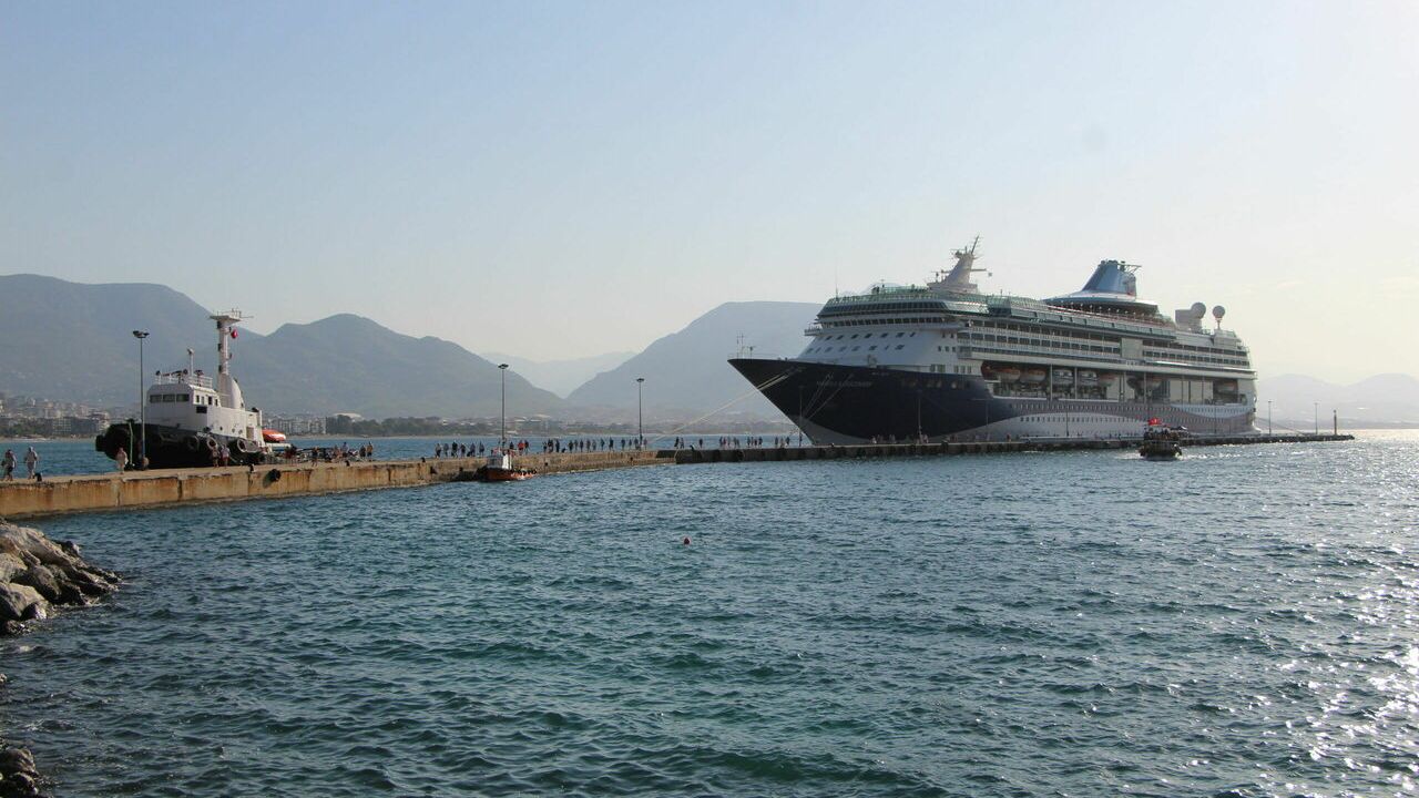 Bahama bayraklı kruvaziyer "Marella Discovery" Alanya Limanı'na demirledi
