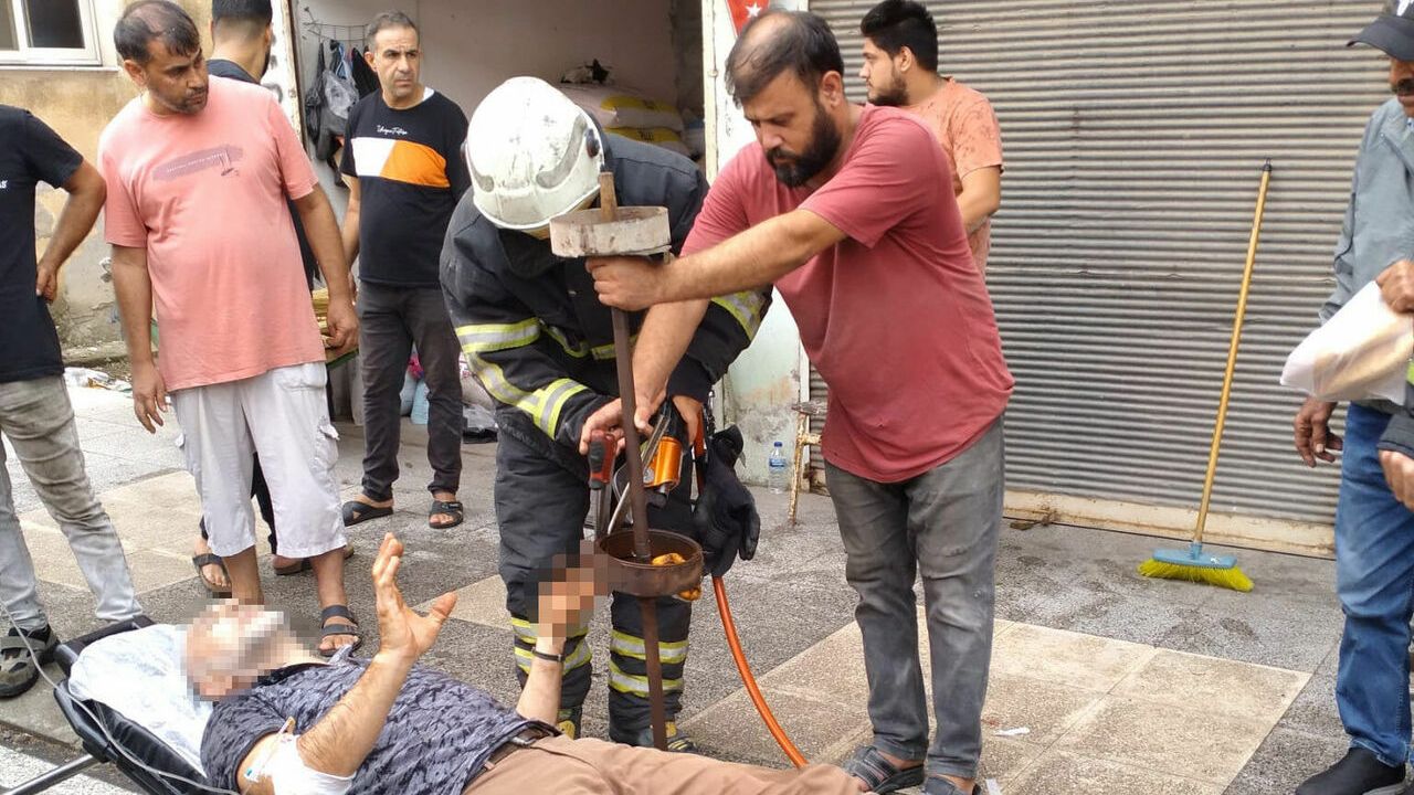 Elini kepenk makarasına kaptıran esnaf itfaiye ekiplerince kurtarıldı