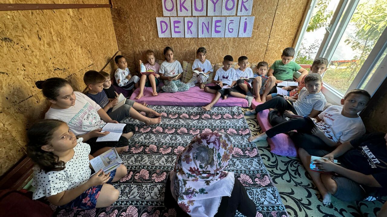 Depremde yıkılan evinin yerine yaptığı kulübeyi çocuklar için kütüphaneye çevirdi