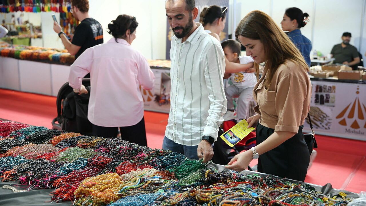 Adana'da düzenlenen "3. Tesbih ve Doğal Taşlar Fuarı" devam ediyor