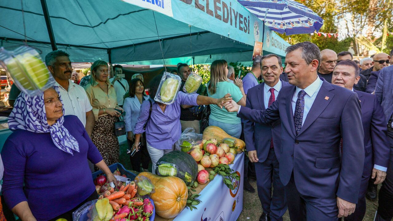 CHP Genel Başkanı Özel, Gazipaşa Çekirdeksiz Nar ve Tropikal Meyve Festivali'ne katıldı