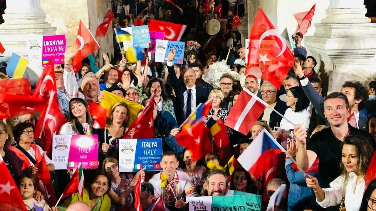 Old Town Festivali'nde kortej yürüyüşü yapıldı