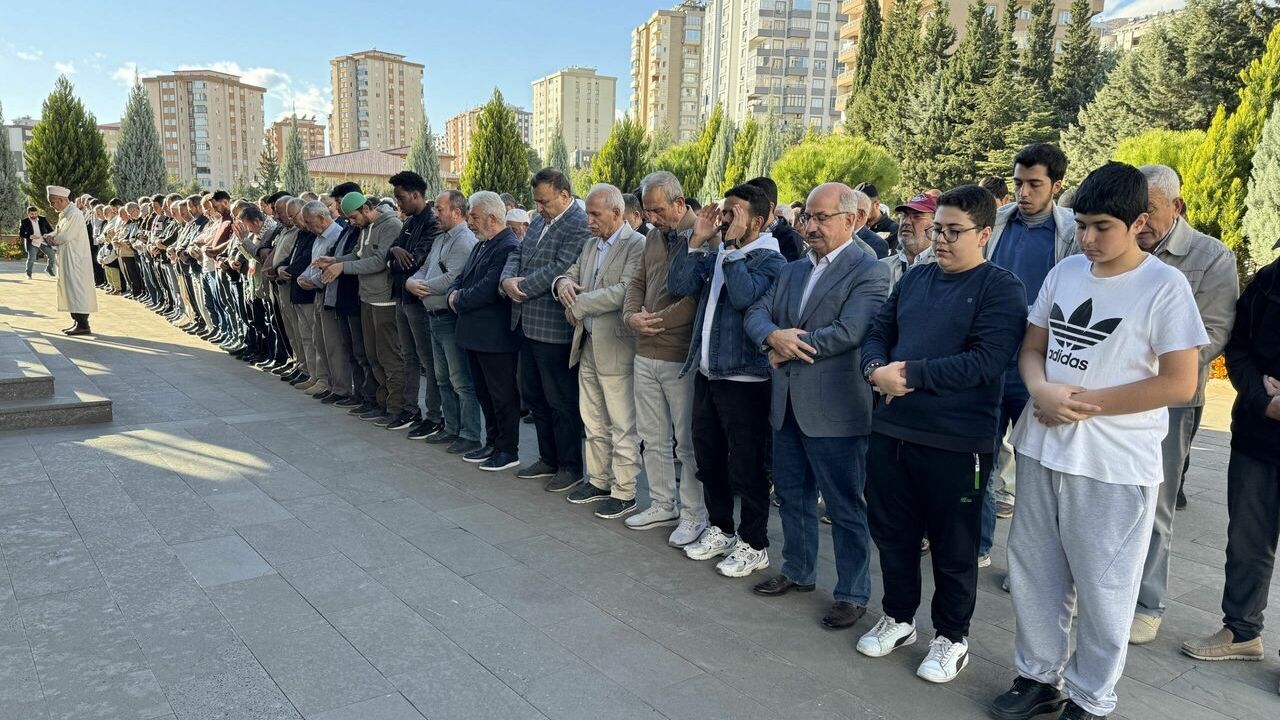 Yahya Sinvar için gıyabi cenaze namazı kılındı