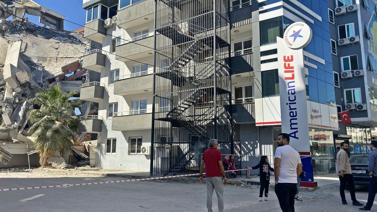 Metruk binanın yıkımı sırasında yandaki kurs merkezi zarar gördü