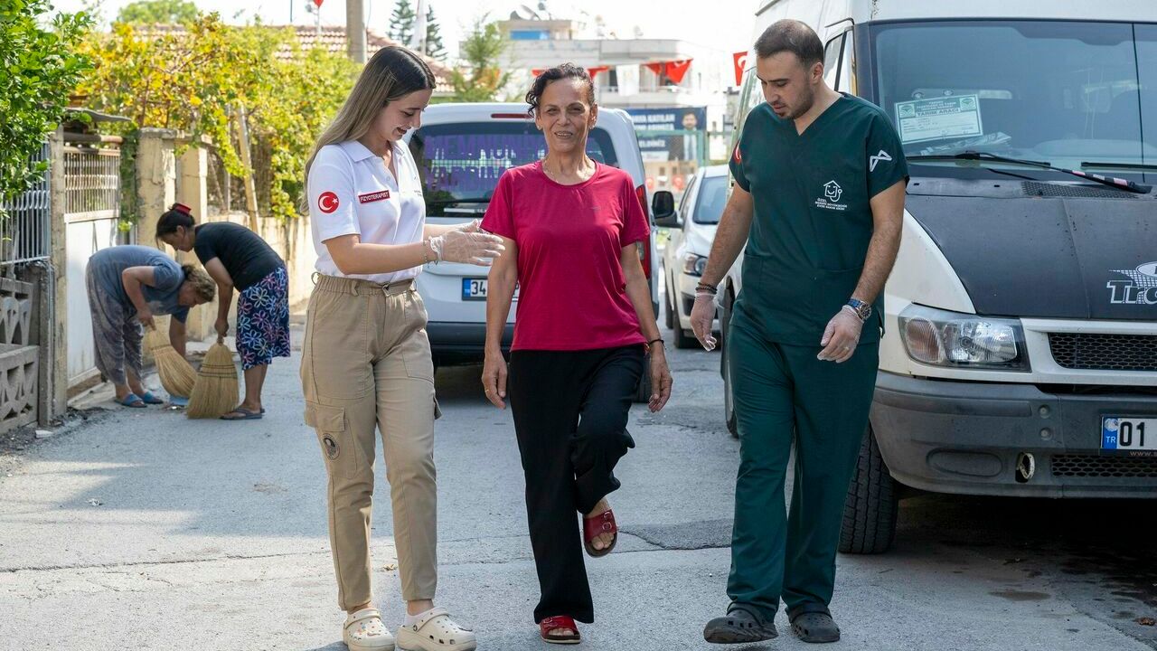 Depremde yatağa bağımlı hale gelen kadın 6 aylık tedavinin ardından yürümeye başladı