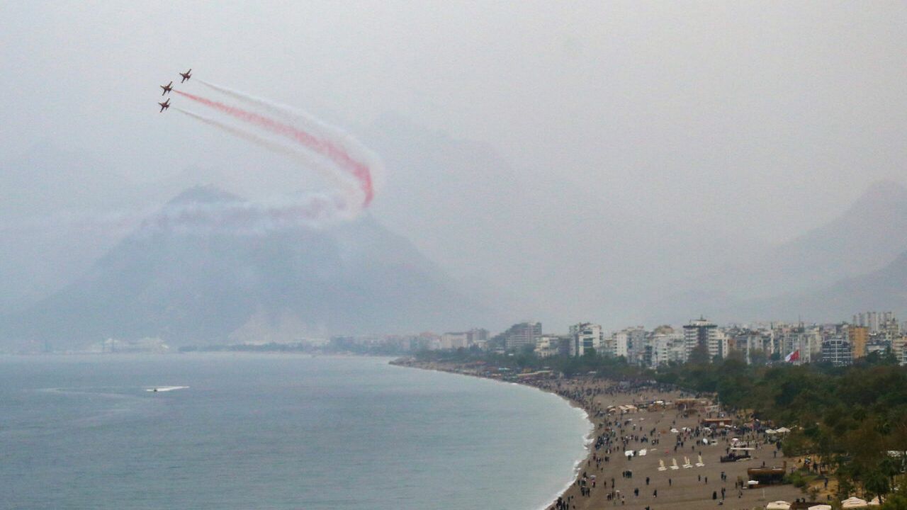 Türk Yıldızları Antalya semalarında "Ata'ya saygı" uçuşu yaptı