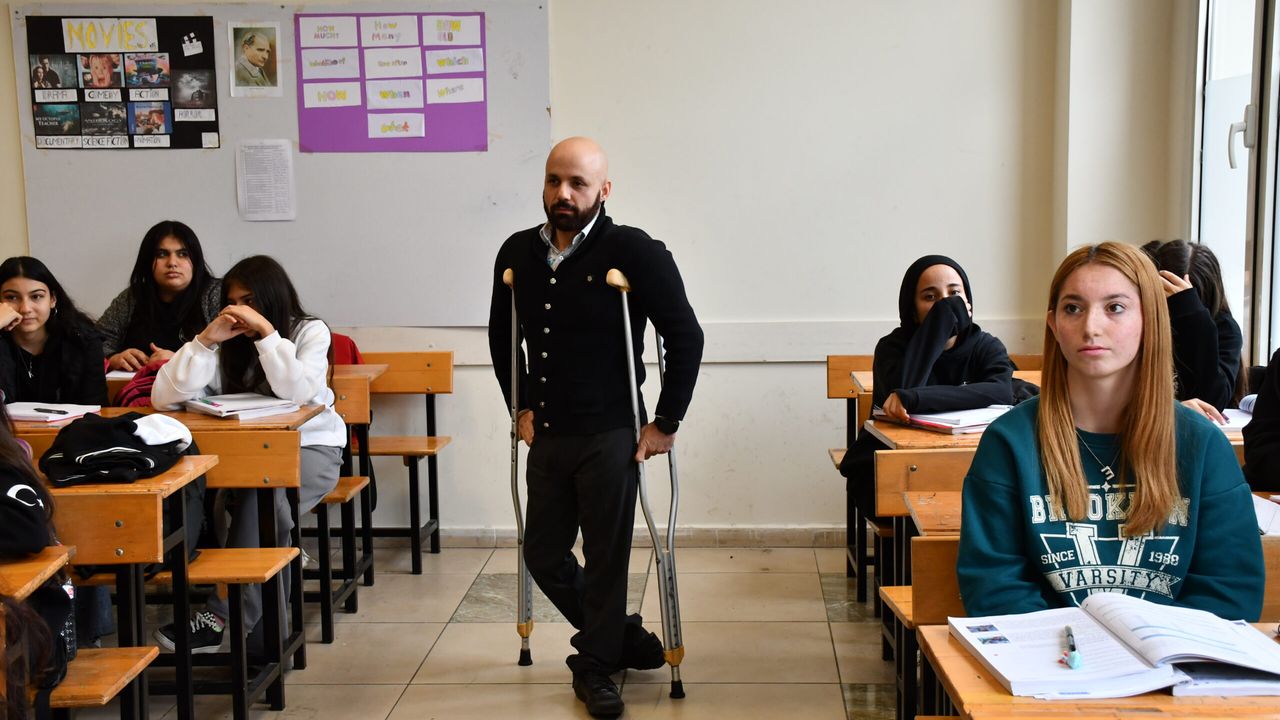 Maganda kurşunuyla engelli kalan öğretmen, liselilere tarih sevgisi aşılıyor