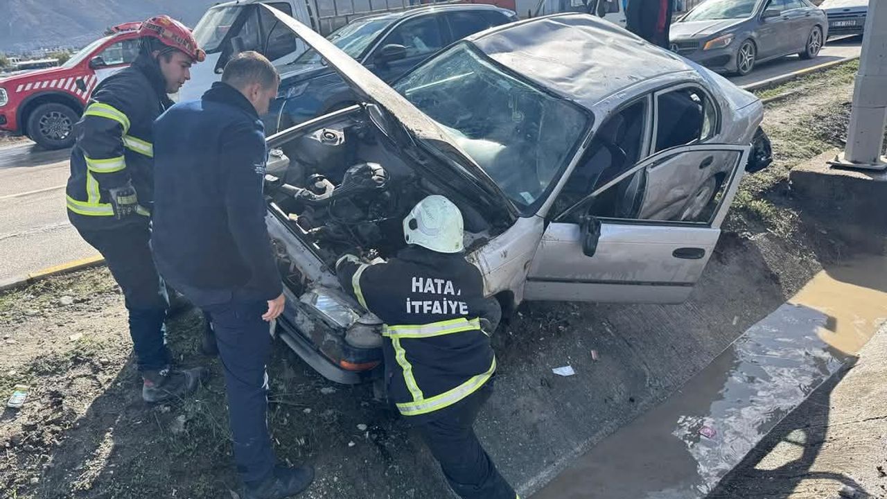 Refüje çarpan otomobildeki 6 kişi yaralandı