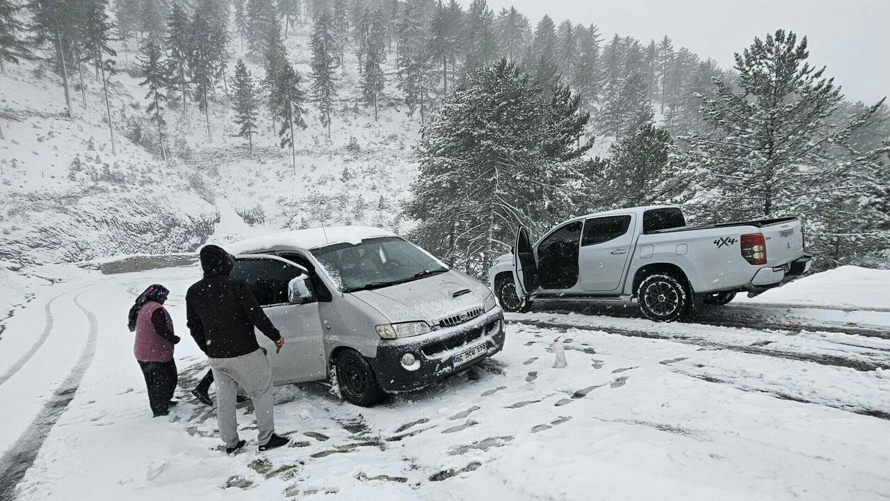  Karda mahsur kalan otomobildeki 2'si çocuk 5 kişi kurtarıldı
