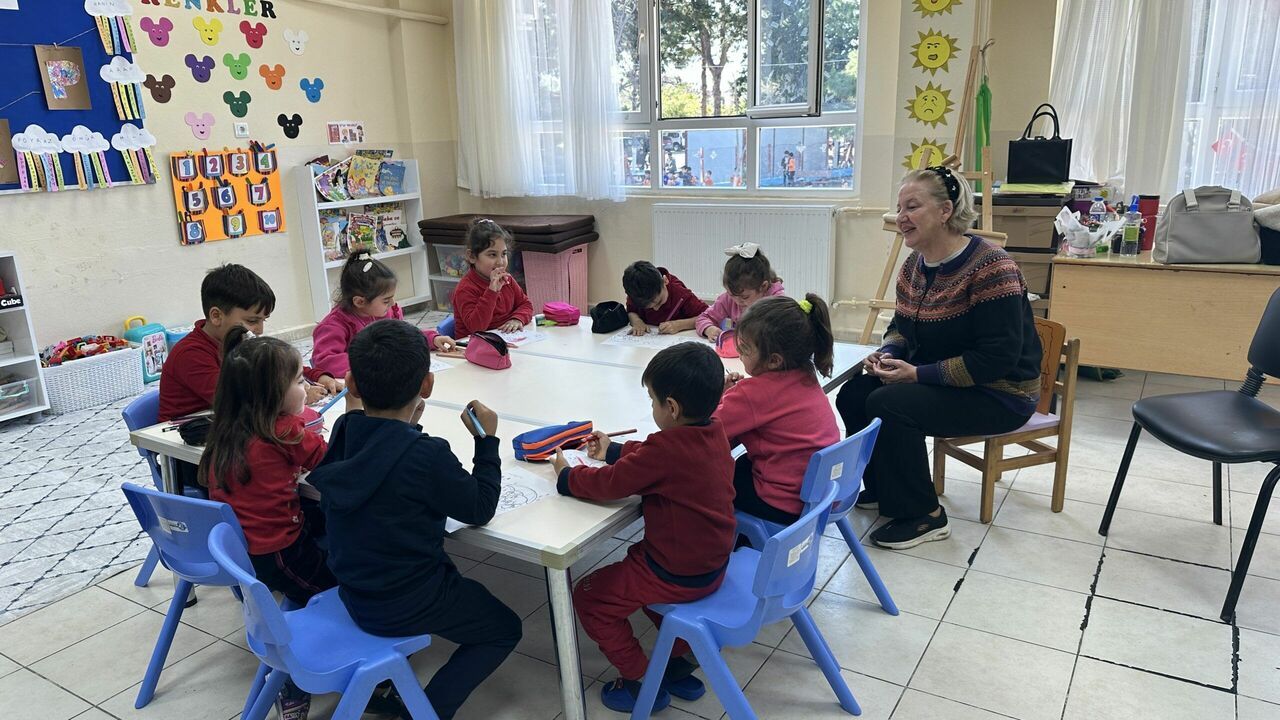 Ana sınıfı öğrencilerine 92 çift ayakkabı hediye edildi