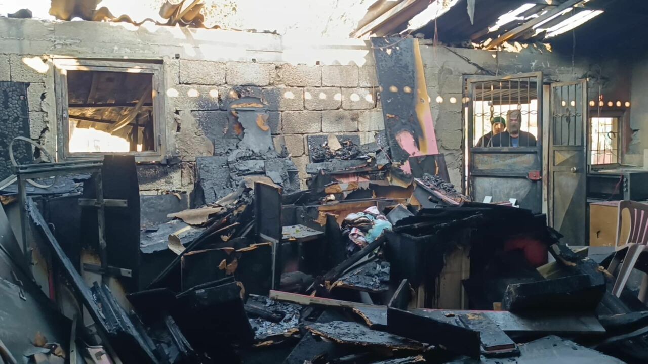Hatay'da ev eşyalarının bulunduğu depoda çıkan yangın söndürüldü