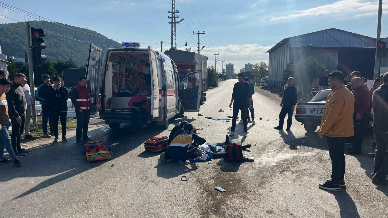  Ambulansla iki aracın karıştığı kazada 3 kişi yaralandı