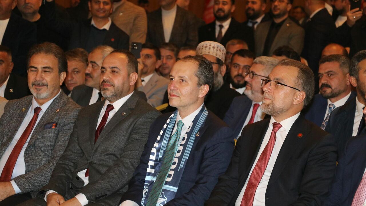 Yeniden Refah Partisi Genel Başkanı Erbakan, Adana'da partisinin il kongresine katıldı