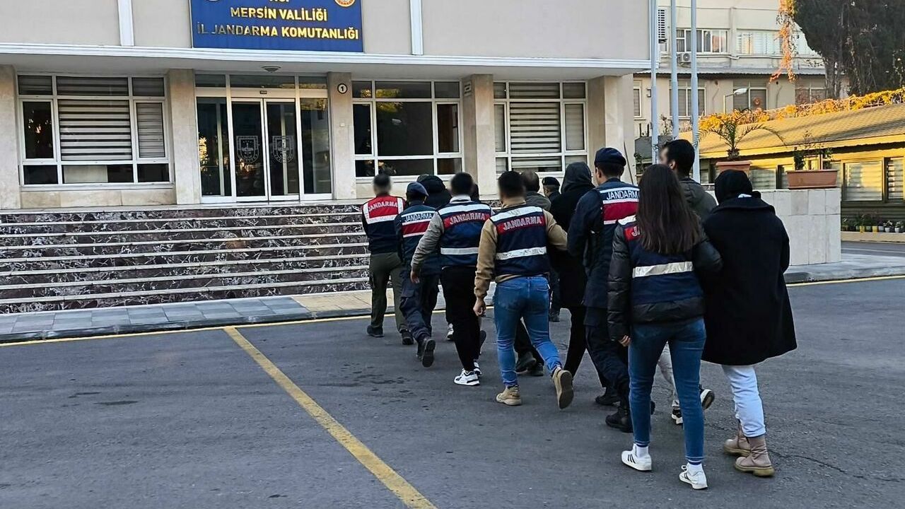 Mersin merkezli DEAŞ operasyonunda yakalanan 7 zanlıdan 6'sı tutuklandı