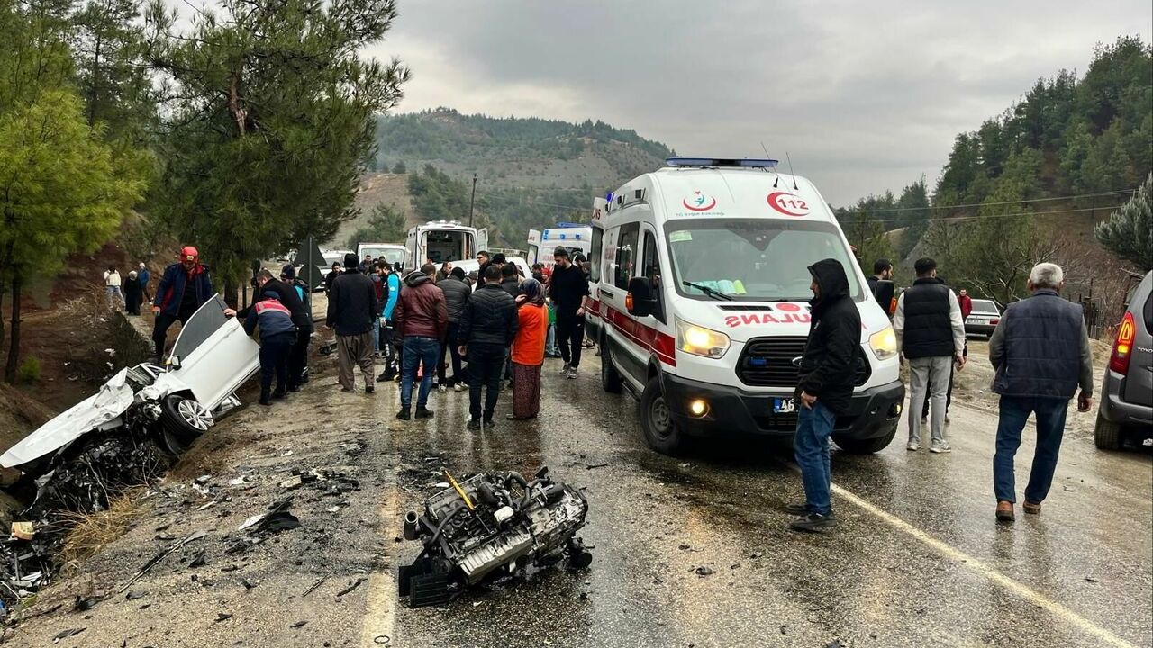 Hafif ticari araç ile otomobilin çarpıştığı kazada 10 kişi yaralandı