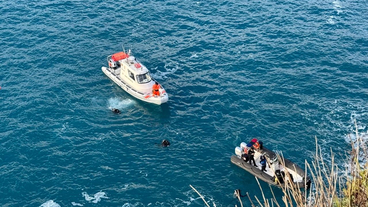 Otomobille falezlerden denize düşen genci arama çalışmaları sürüyor