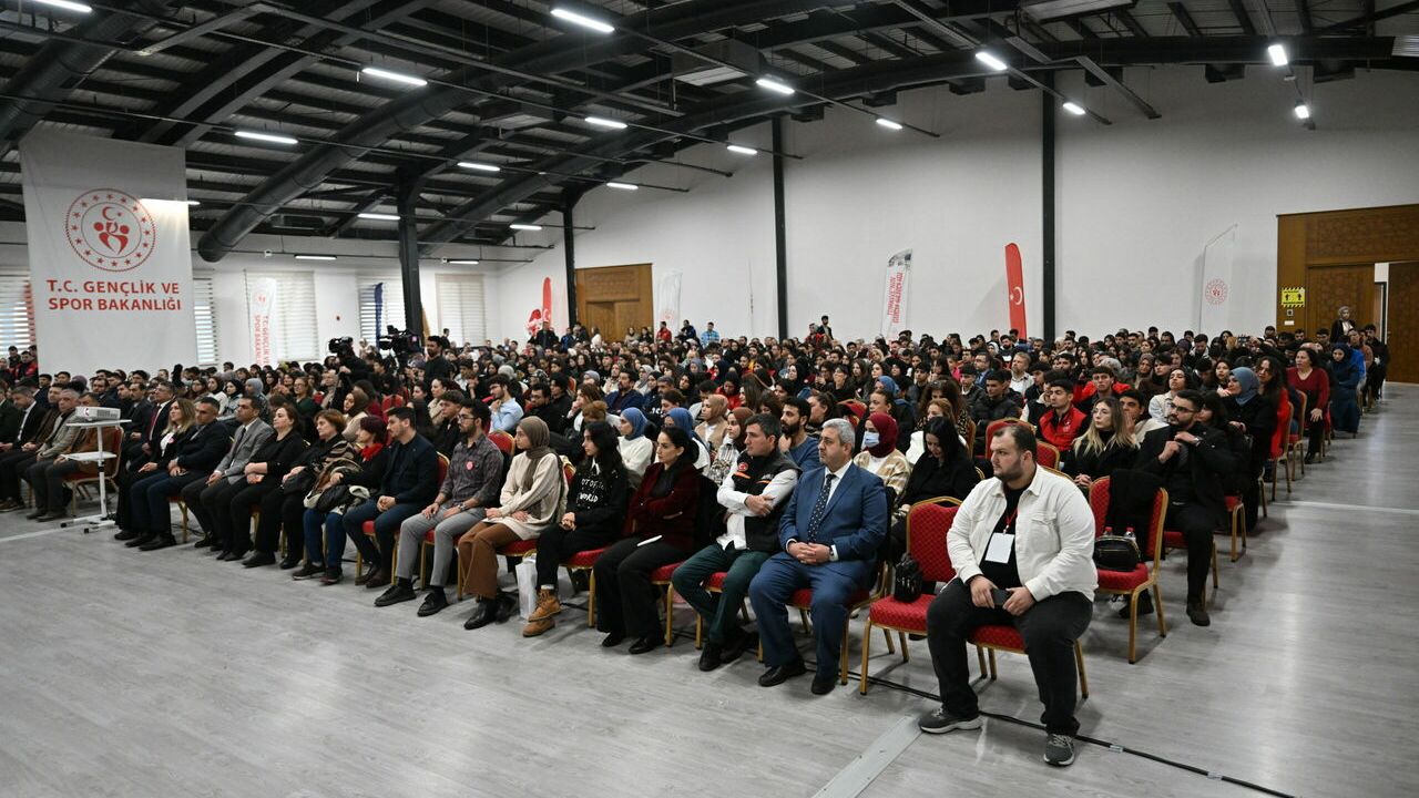 Adana'da "Gençlik Politika Belgesi Vizyon Çalıştayı" düzenlendi