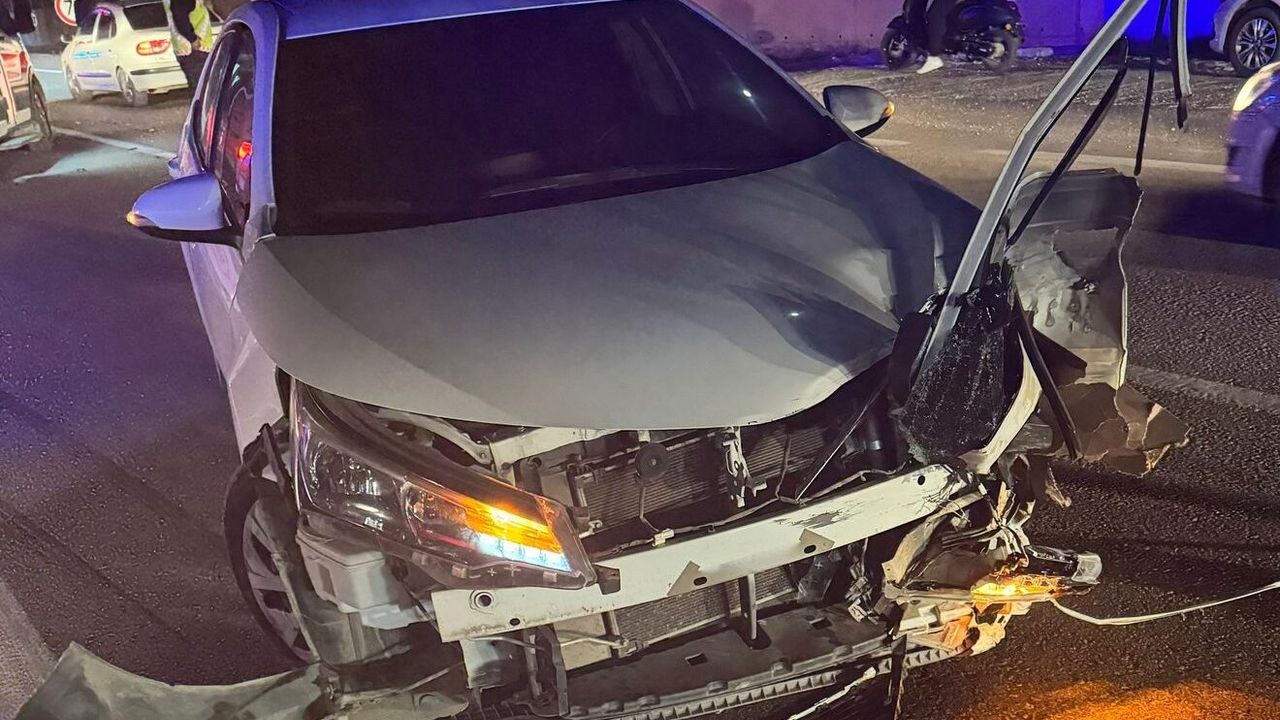 Adana'da 2 otomobilin çarpıştığı kazada 2 kişi yaralandı