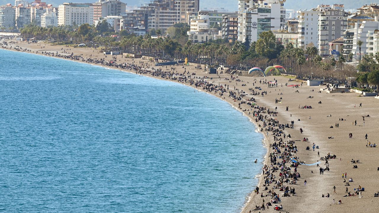 Antalya'da güneşli havayı fırsat bilenler sahillerde yoğunluk oluşturdu