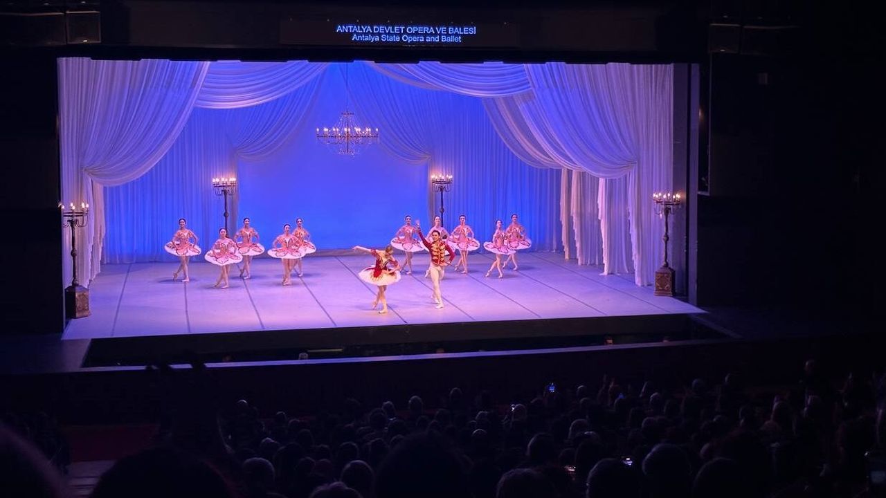 Antalya Devlet Opera ve Balesi, "Paquita" ve "Bir Yaz Gecesi Rüyası"nı sahneledi