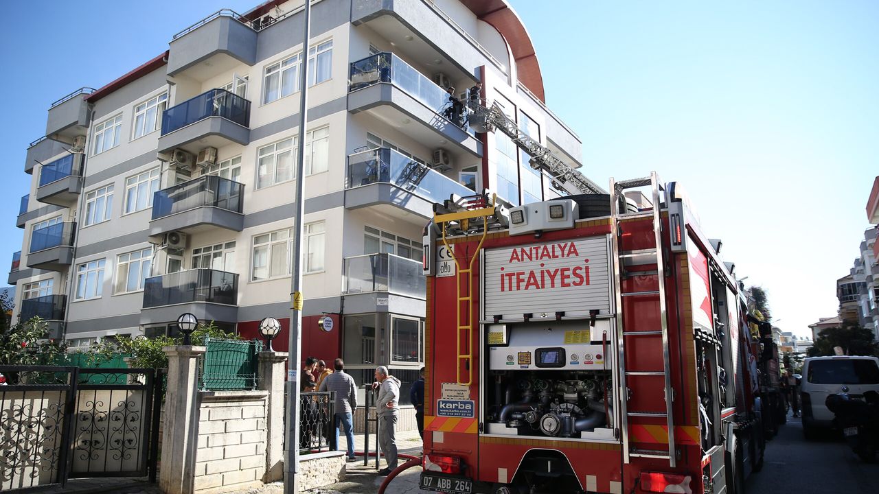Alanya'da 4 katlı binada çıkan yangında mahsur kalan 5 kişi kurtarıldı