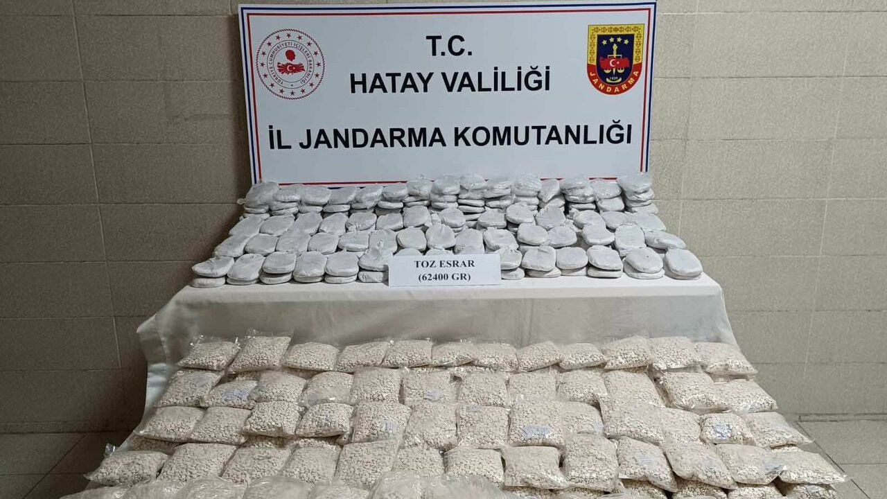 Hatay’da 87 kilo 990 gram captagon hap ve 62 kilo 400 gram toz esrar ele geçirildi