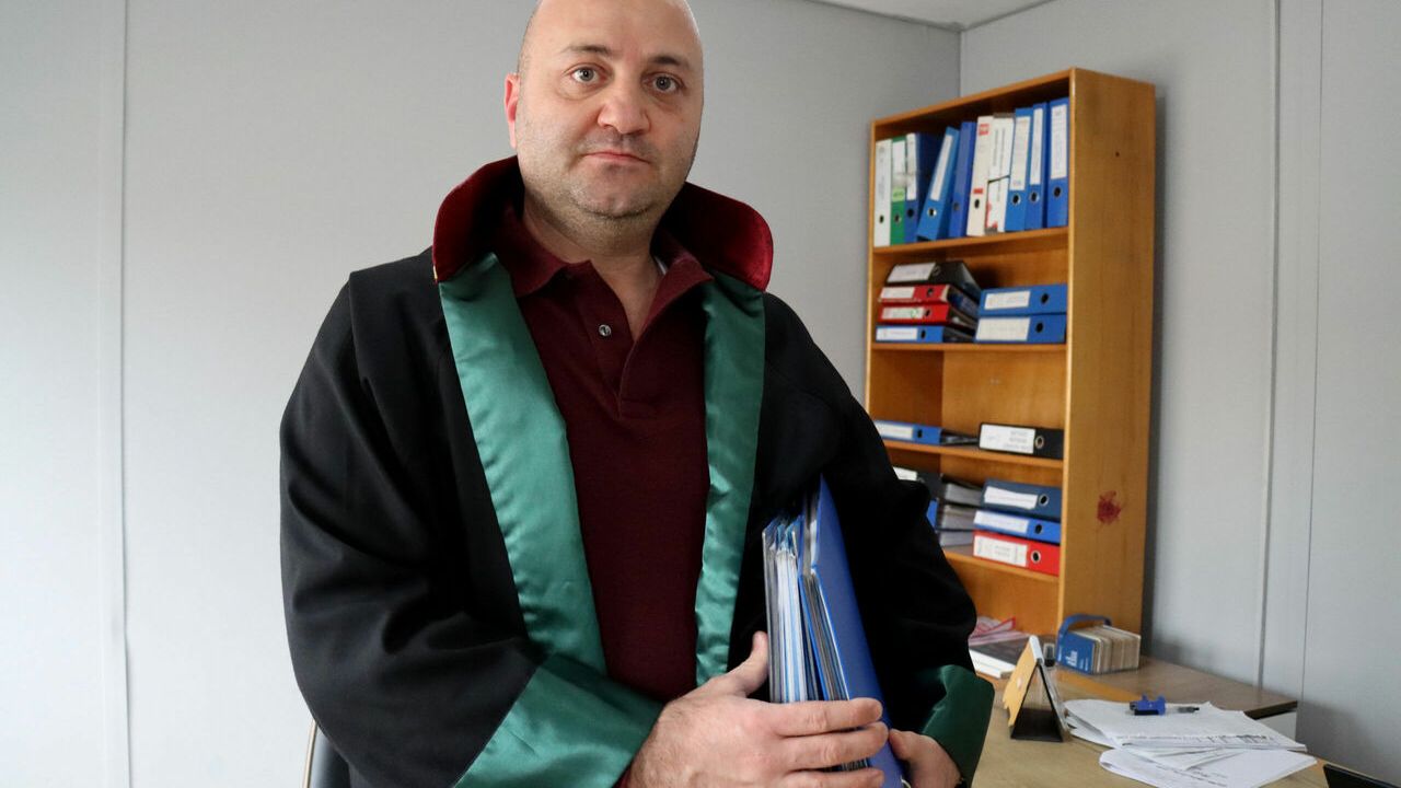 Depremde ölen anne ve babasının hakkını savunmak için hukuk mücadelesi veriyor