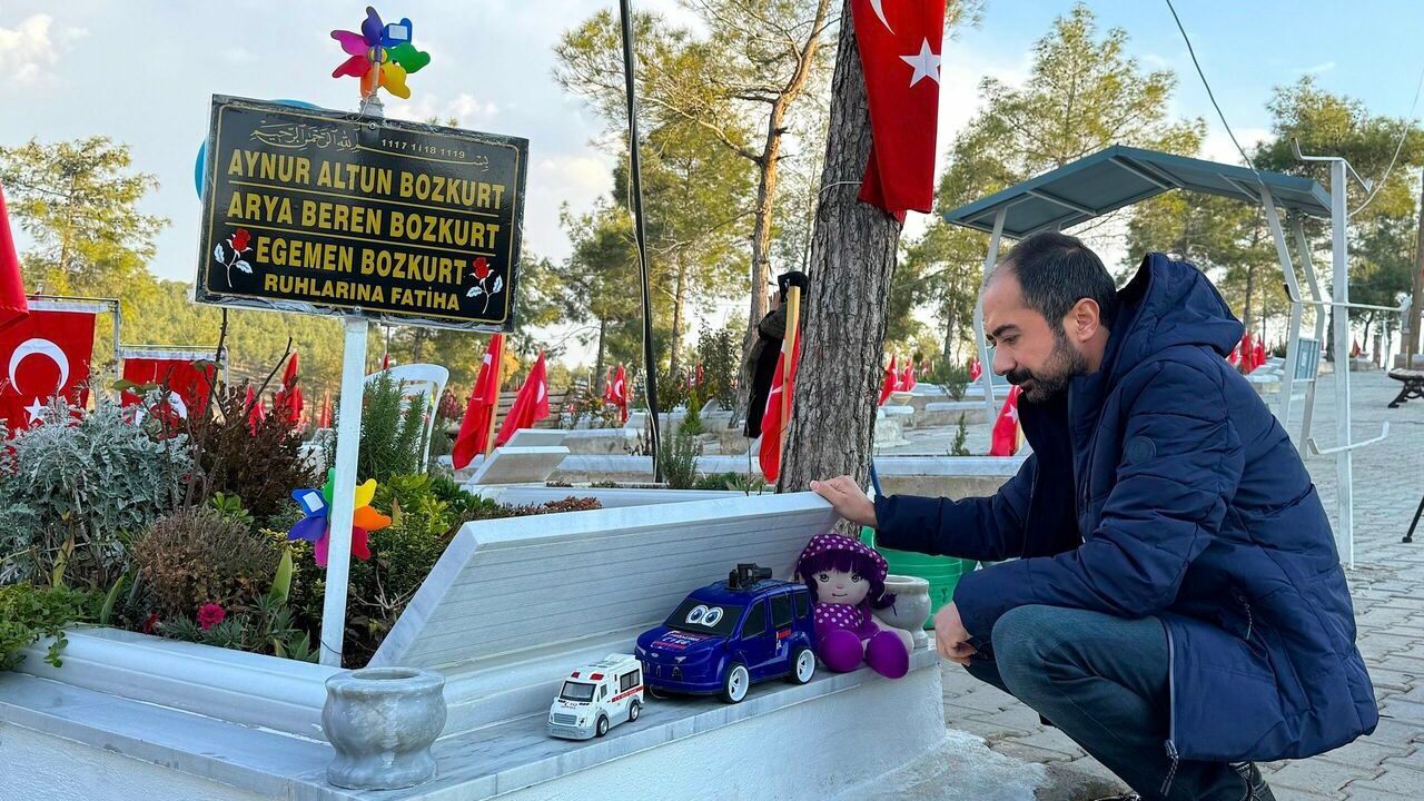 Depremde eşi ve çocuklarını kaybeden baba, her gün mezarlığa hediyelerle gidiyor
