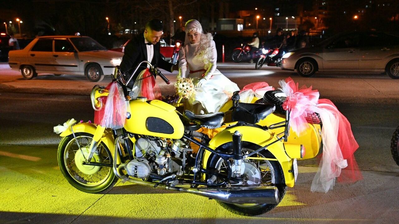 Osmanliyeli çift düğünlerine süsledikleri sepetli motosikletle gitti