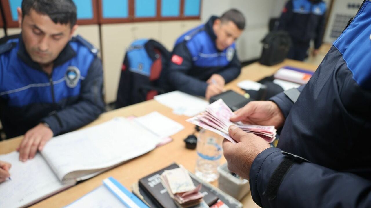 Dilencinin üzerinden 2 bin 365 lira çıktı