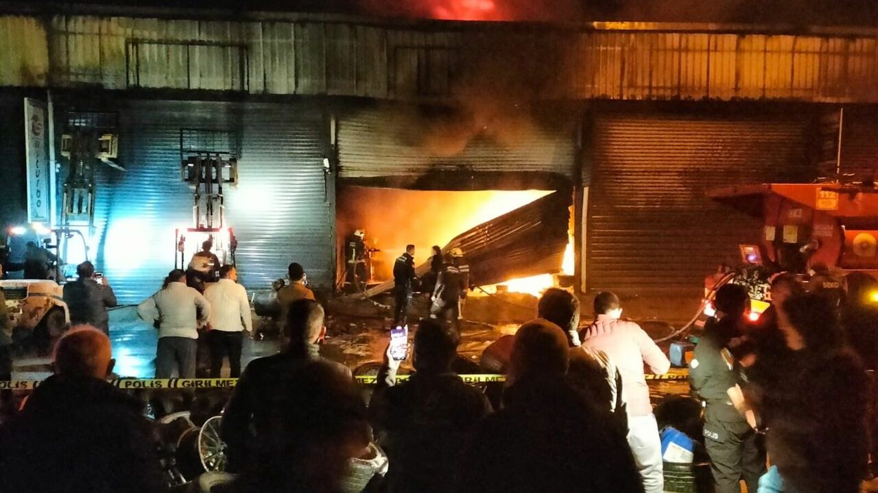 Sanayi sitesinde çıkan yangında 3 iş yeri hasar gördü