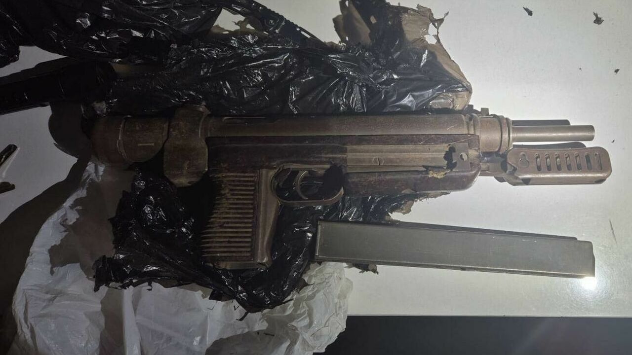 Polisten kaçmaya çalışan sürücünün üst aramasında otomatik tabanca bulundu