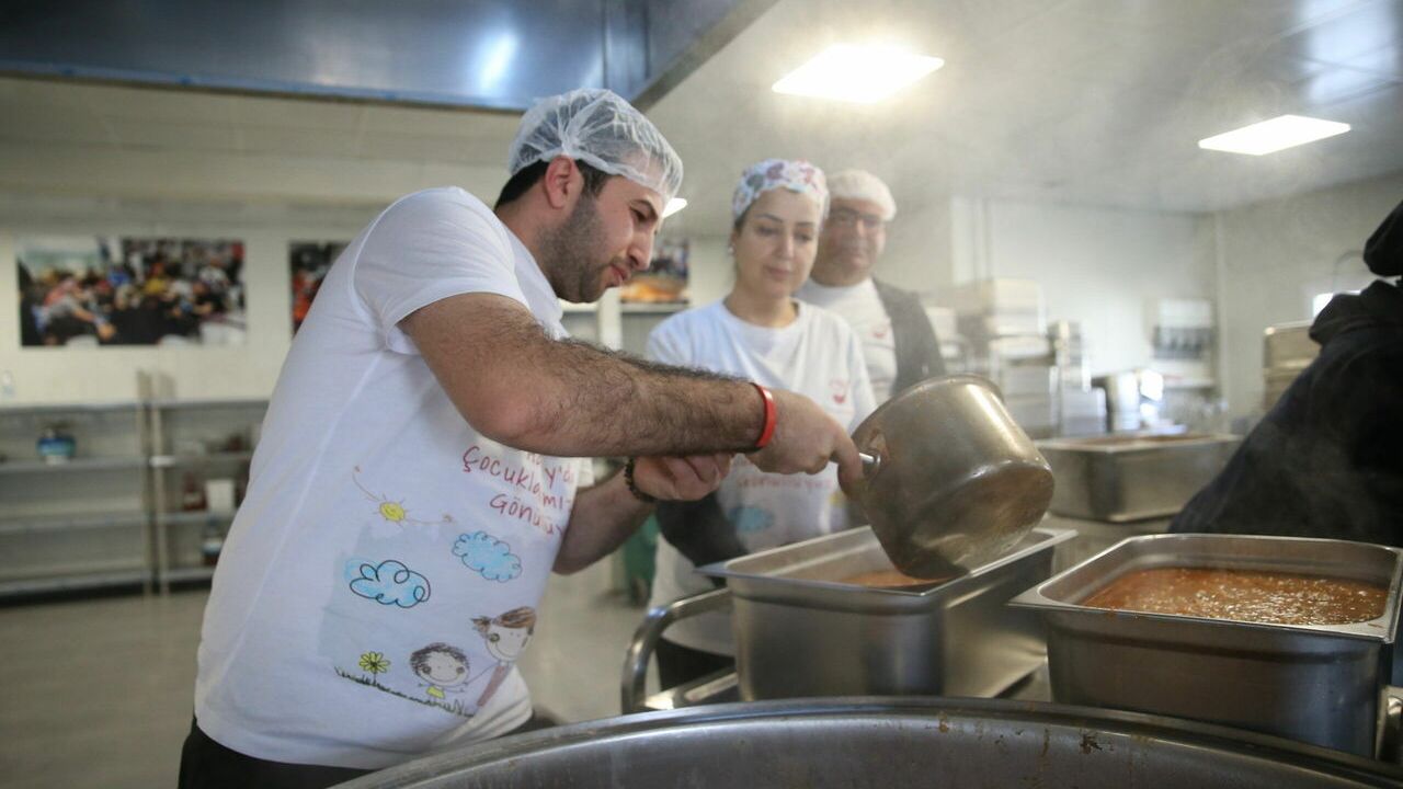 Dünyayı gezen gencin son durağı, Hatay'daki "Gönül Mutfağı" oldu