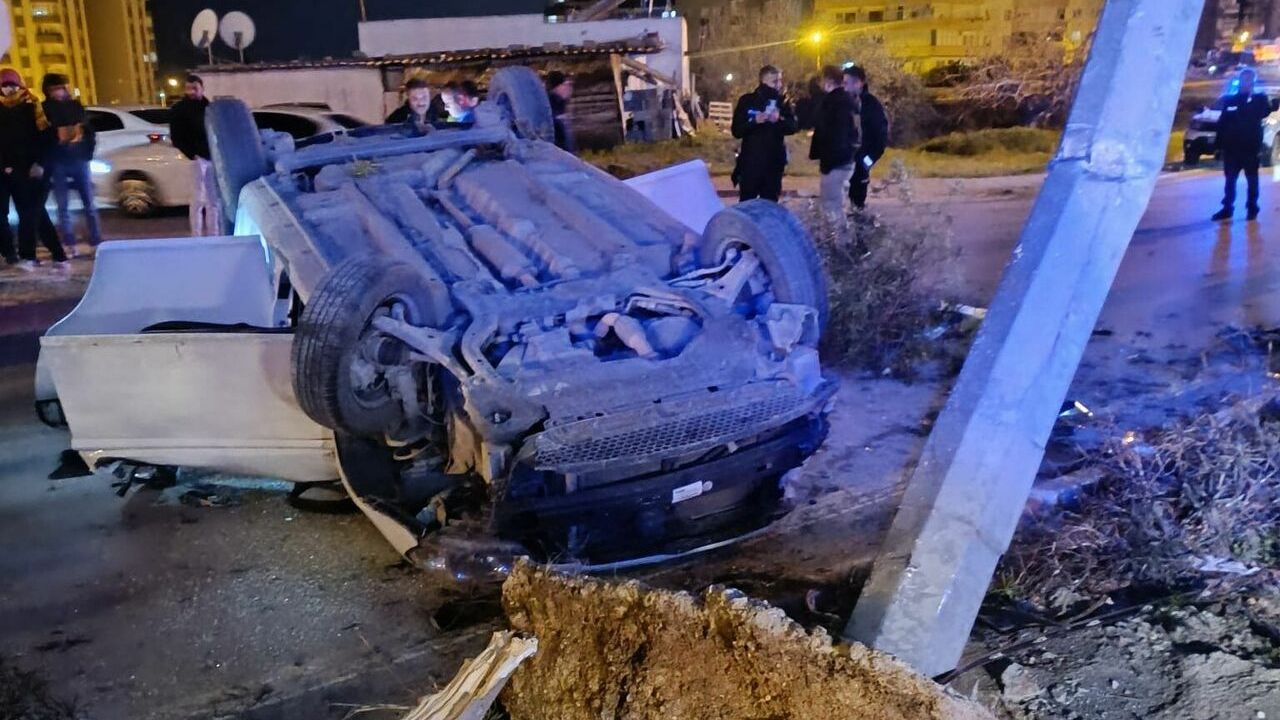 Mersin'de aydınlatma direğine çarpan otomobilin sürücüsü yaralandı