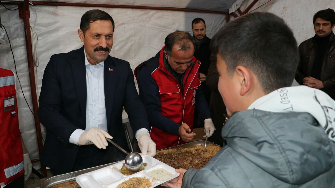 Hatay Vakıflar Bölge Müdürlüğü'nden konteyner kentteki depremzedelere iftar