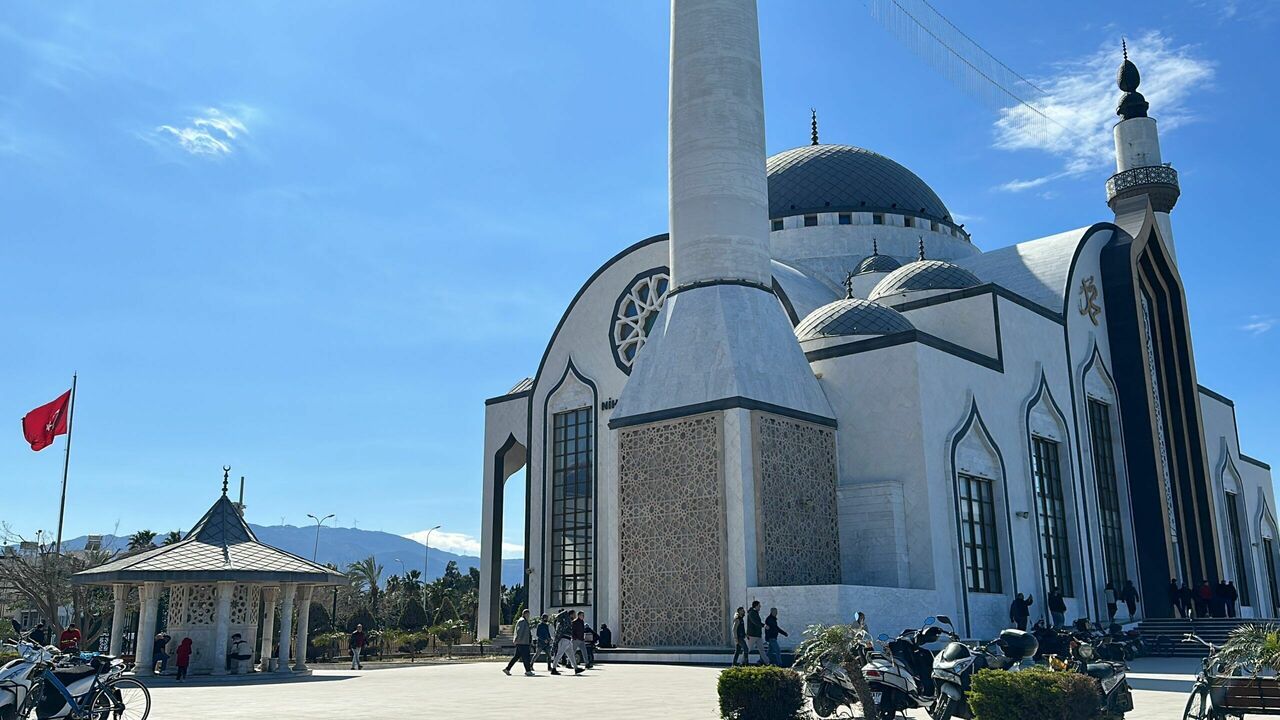 Depremden etkilenen Hatay'da vakıf ve hayırseverlerin desteğiyle 84 cami ibadete açıldı