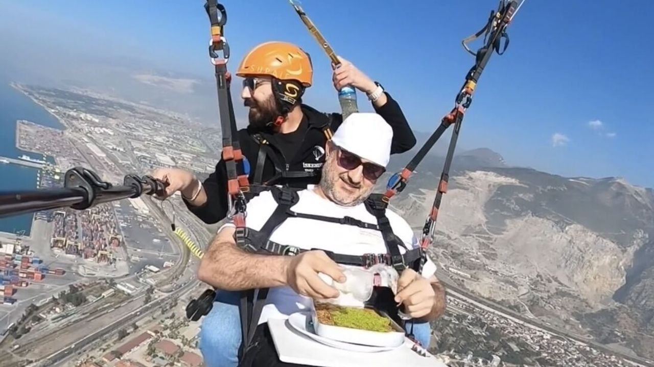 Amanos Dağları'ndan paraşütle atlayıp gökyüzünde baklava yaptılar
