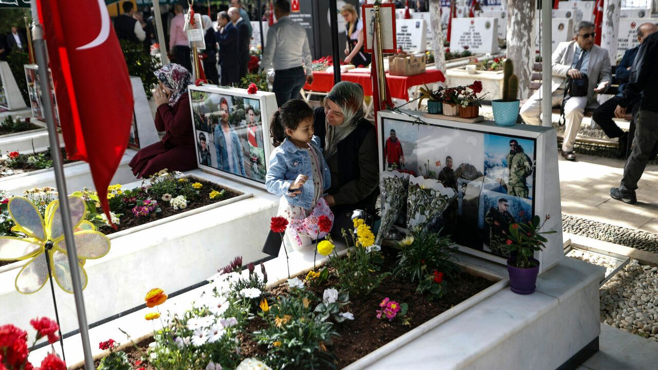 Bayram arifesinde şehitlik ziyaret edildi