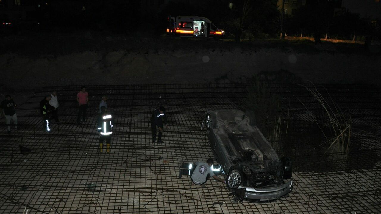 İnşaat temeline düşen otomobildeki 2 kişi yaralandı