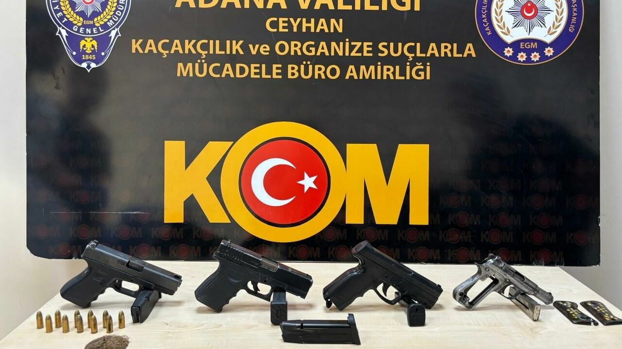 Ruhsatsız 4 tabanca ele geçirildi, 3 zanlı tutuklandı