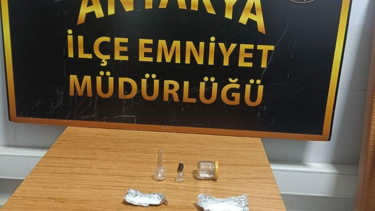 Antakya'da uyuşturucu ele geçirilen otomobildeki 2 kişi gözaltına alındı