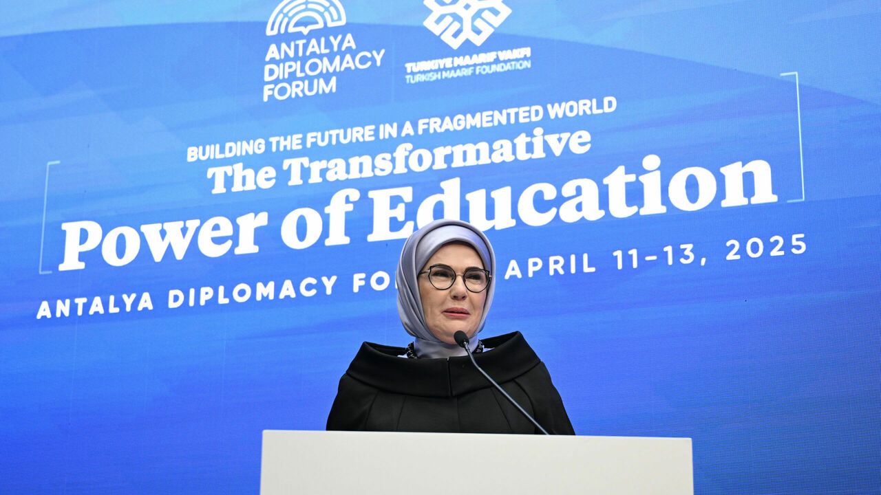 Emine Erdoğan, ADF'de "Ayrışan Dünyada Geleceği İnşa Etmek: Eğitimin Dönüştürücü Gücü Paneli'ne katıldı 