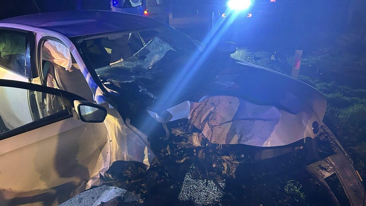 Isparta'da ağaca çarpan otomobildeki 1 kişi öldü, 2 kişi yaralandı