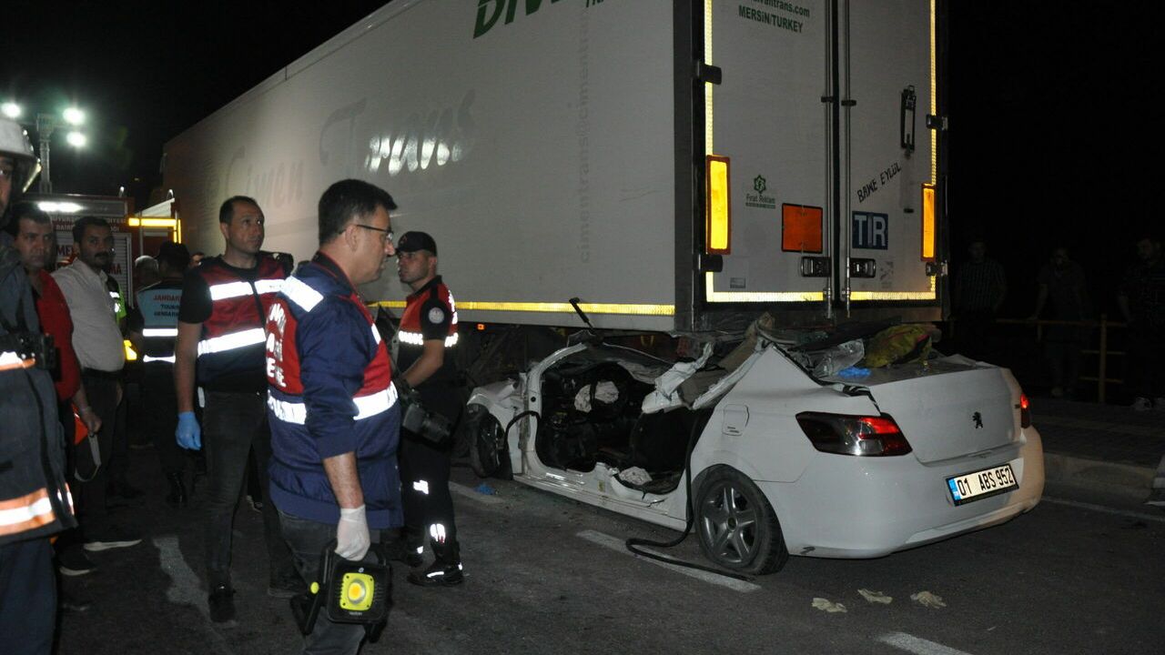 Mersin'de tıra çarpan otomobildeki 2 kişi öldü