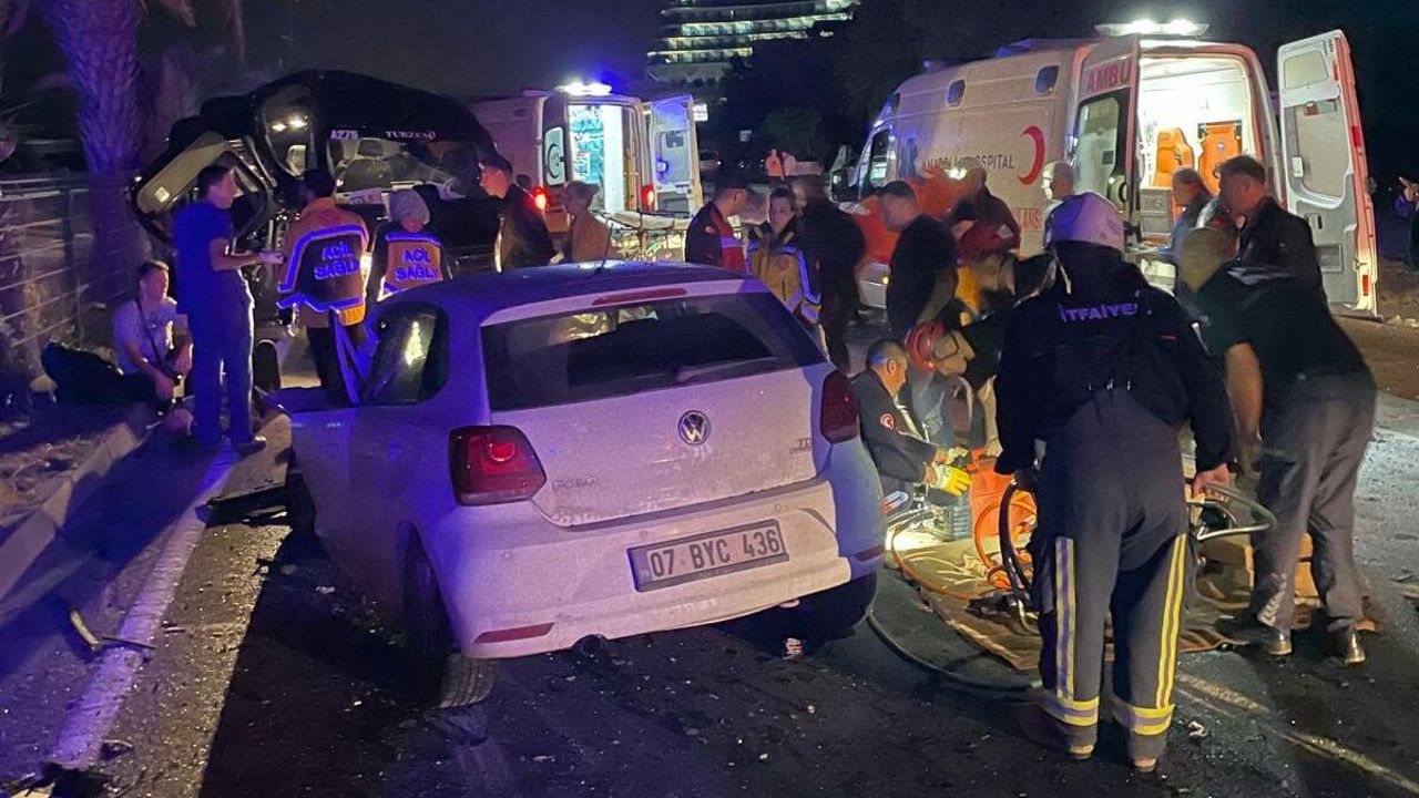Minibüs ile otomobil çarpıştı, biri turist 2 kişi öldü, 7 kişi yaralandı