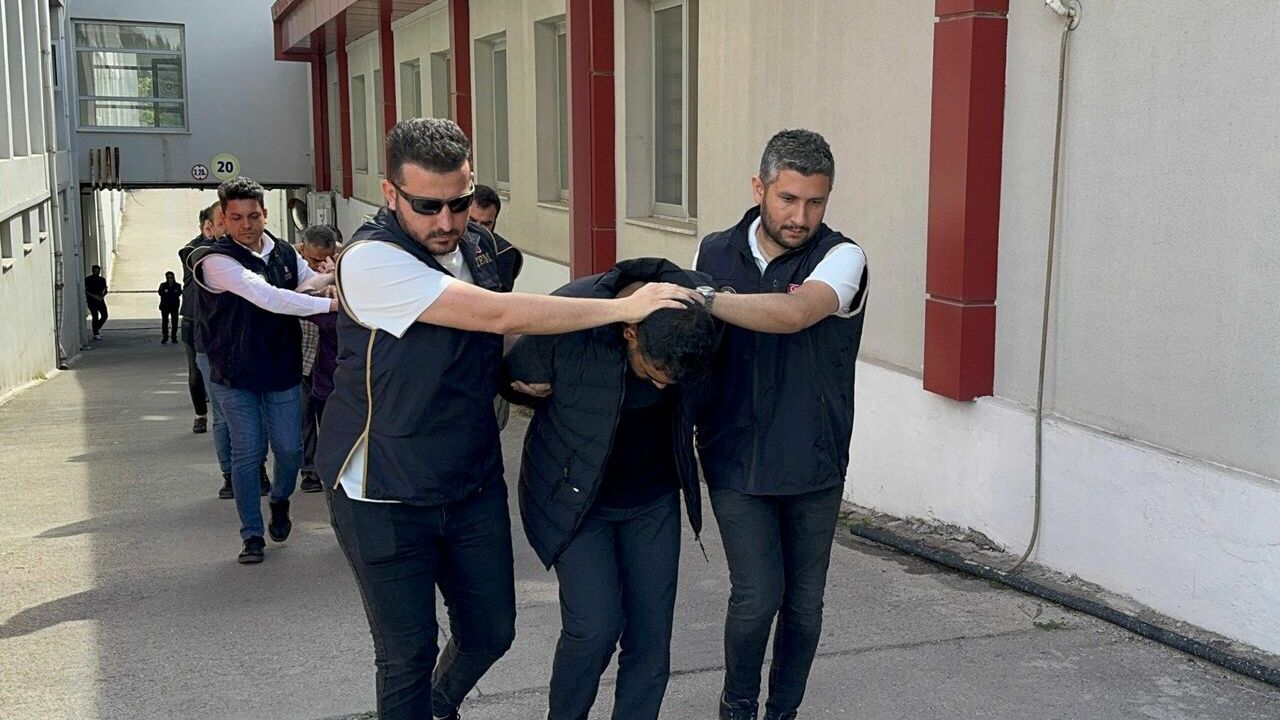 Terör örgütü DEAŞ'a yönelik operasyonda yakalanan 5 şüpheli tutuklandı