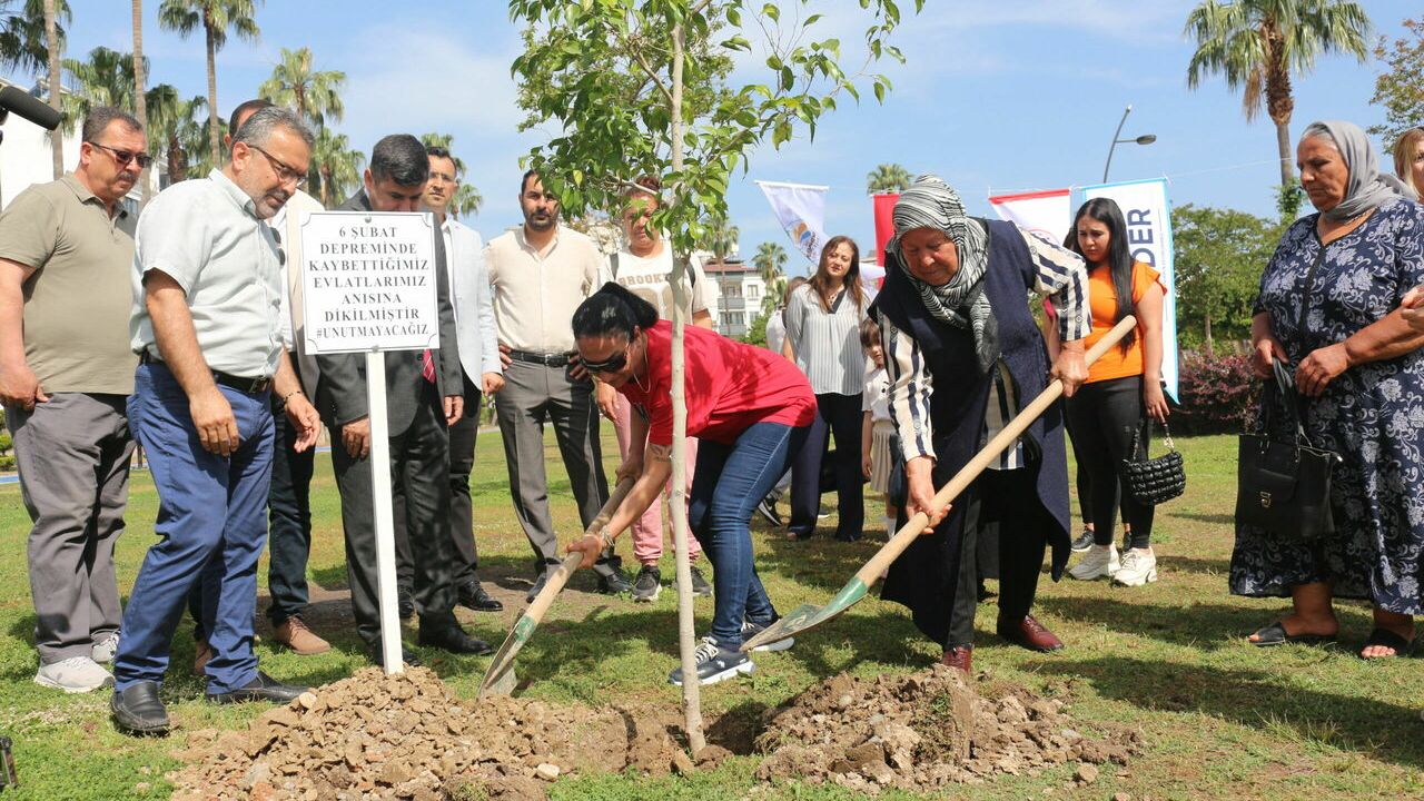 Hatay'da anneler depremlerde kaybettikleri çocukları anısına ağaç dikti