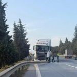 İki tır ve bir otomobil çarpıştı otoyol savaş alanına döndü